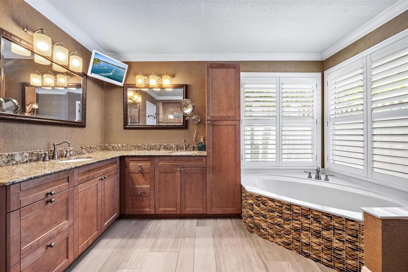 Image 19 of 48 For 13078 Coastal Cir