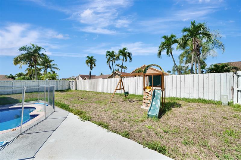 Image 32 of 41 For 22471 Grouper Court