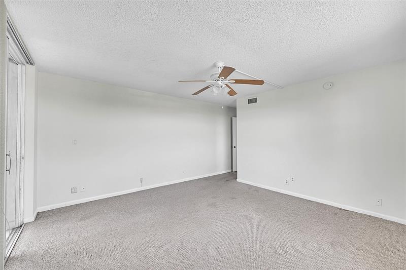 Image 14 of 26 For 7210 Lake Circle Dr 401