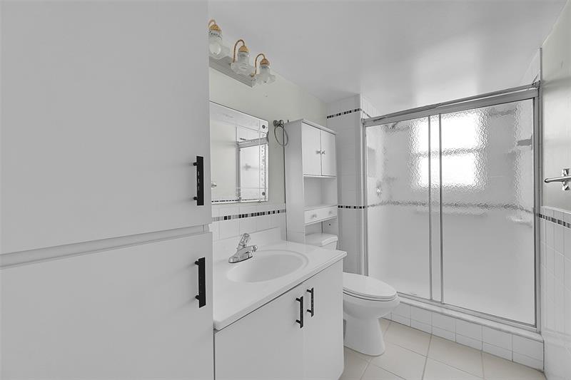 Image 17 of 26 For 7210 Lake Circle Dr 401