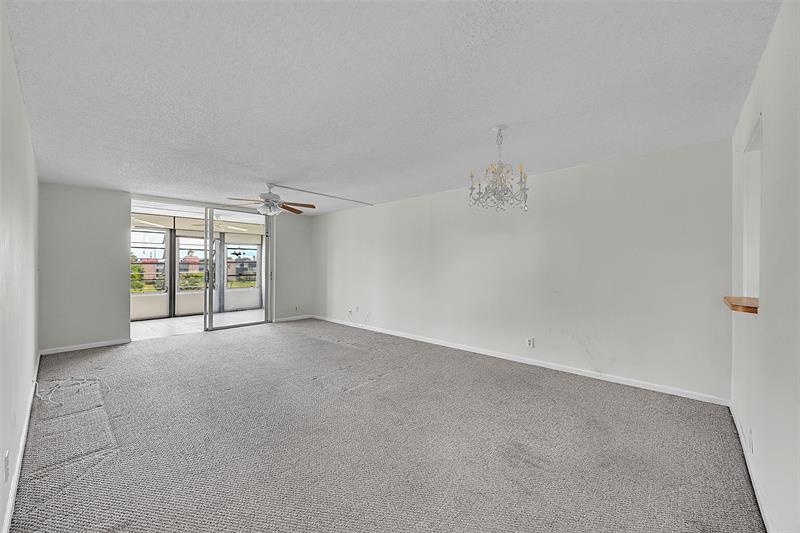 Image 4 of 26 For 7210 Lake Circle Dr 401