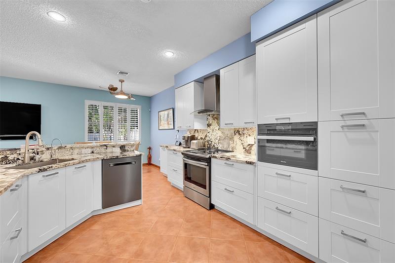 Image 18 of 45 For 2922 Port Royale Ln