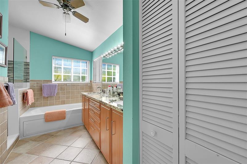 Image 33 of 45 For 2922 Port Royale Ln