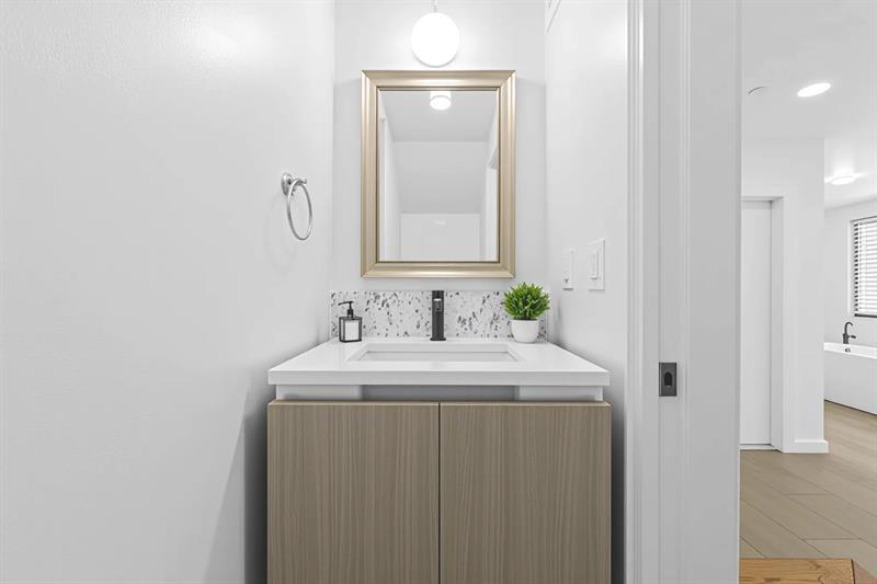 Image 23 of 27 For 722 15th Ave  2