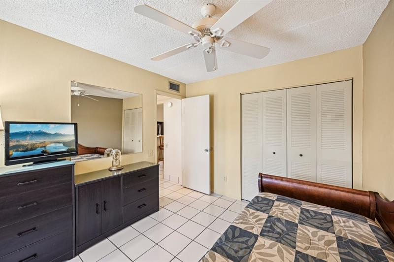 Image 19 of 36 For 5226 6th Ave  H33