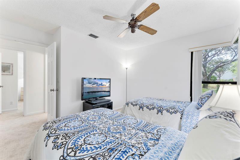 Image 16 of 40 For 3993 Carambola Cir  2998