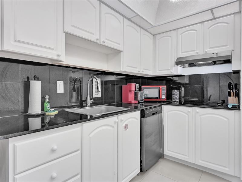 Image 20 of 33 For 3901 Ocean Dr  12b