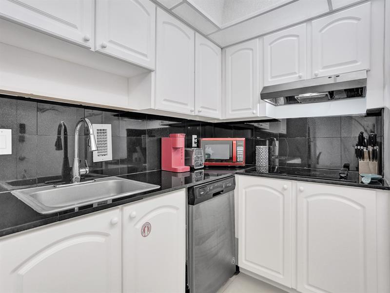 Image 21 of 33 For 3901 Ocean Dr  12b