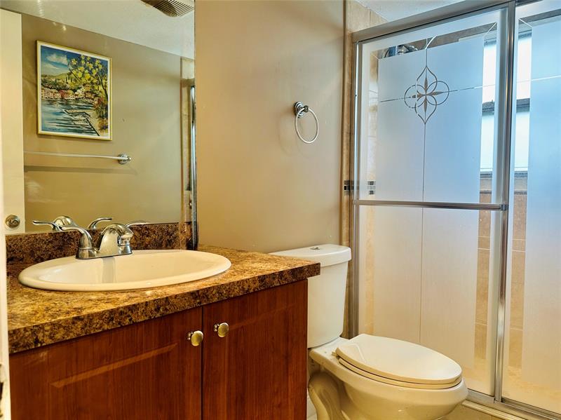 Image 15 of 27 For 5985 Del Lago Cir  223