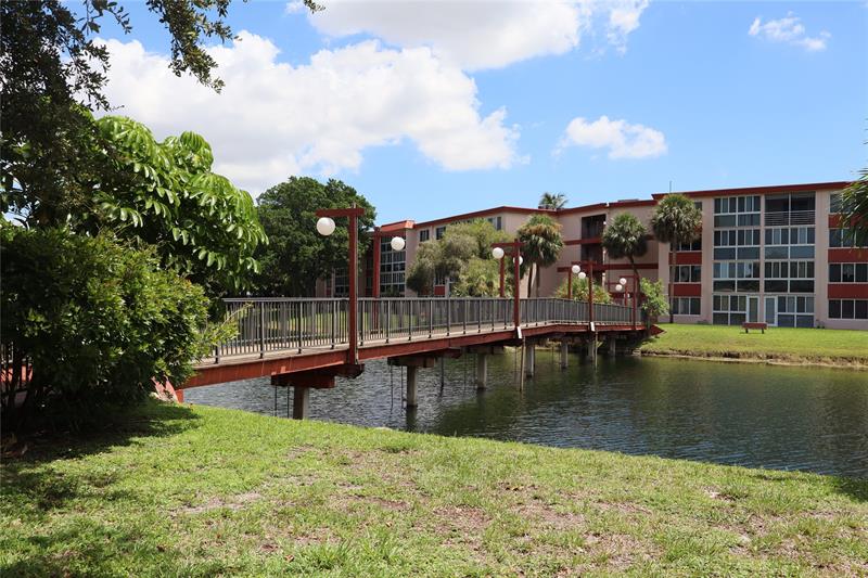 Image 21 of 27 For 5985 Del Lago Cir  223