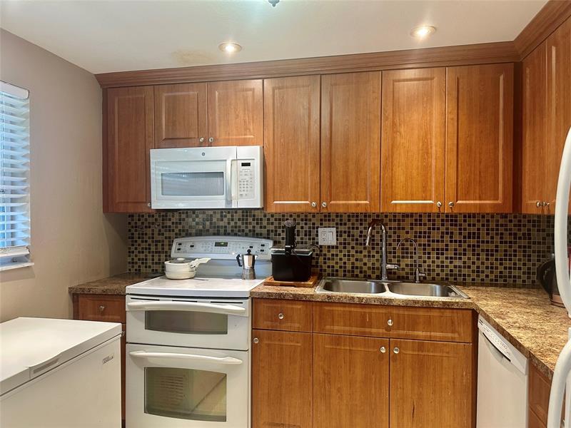 Image 24 of 27 For 5985 Del Lago Cir  223