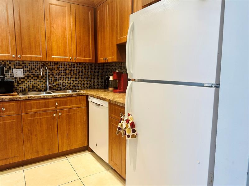 Image 25 of 27 For 5985 Del Lago Cir  223