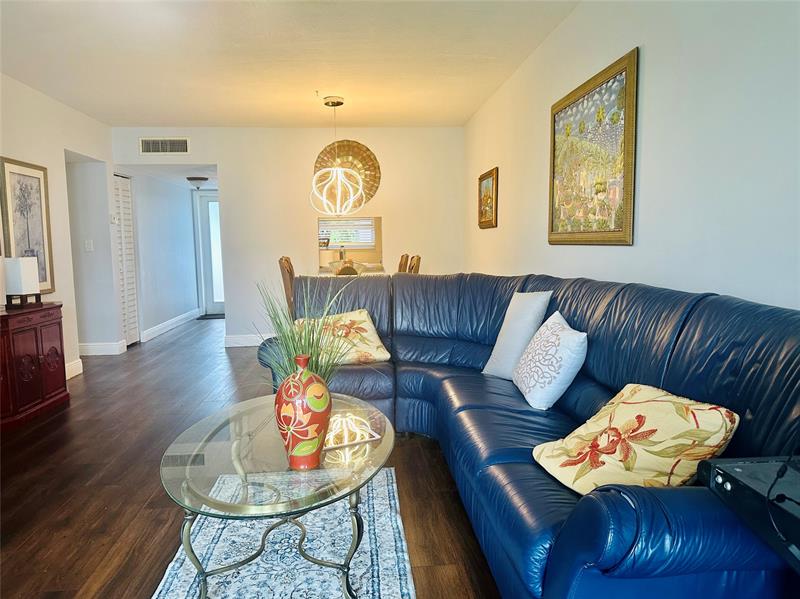 Image 26 of 27 For 5985 Del Lago Cir  223