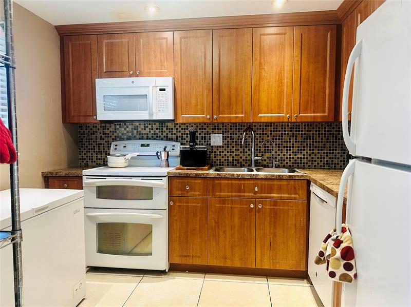 Image 4 of 27 For 5985 Del Lago Cir  223