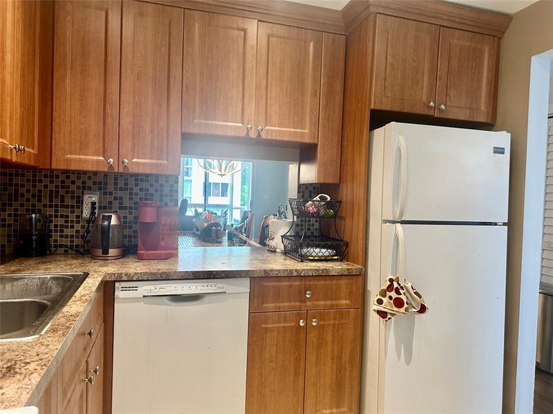Image 5 of 27 For 5985 Del Lago Cir  223