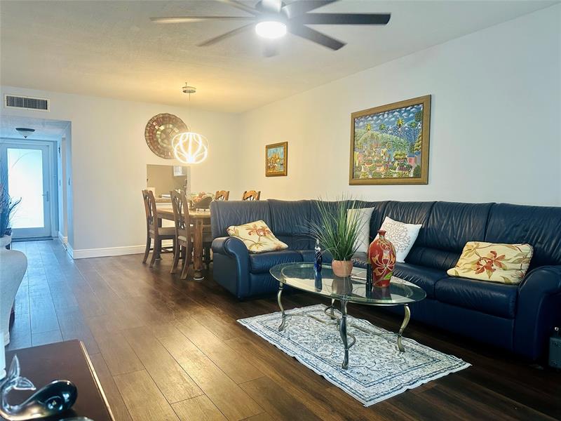 Image 6 of 27 For 5985 Del Lago Cir  223
