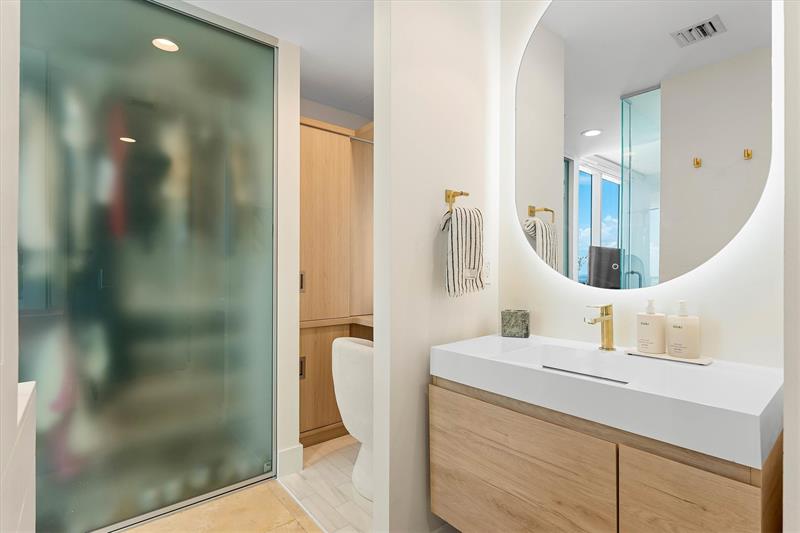 Image 20 of 32 For 1040 Biscayne Blvd  3906