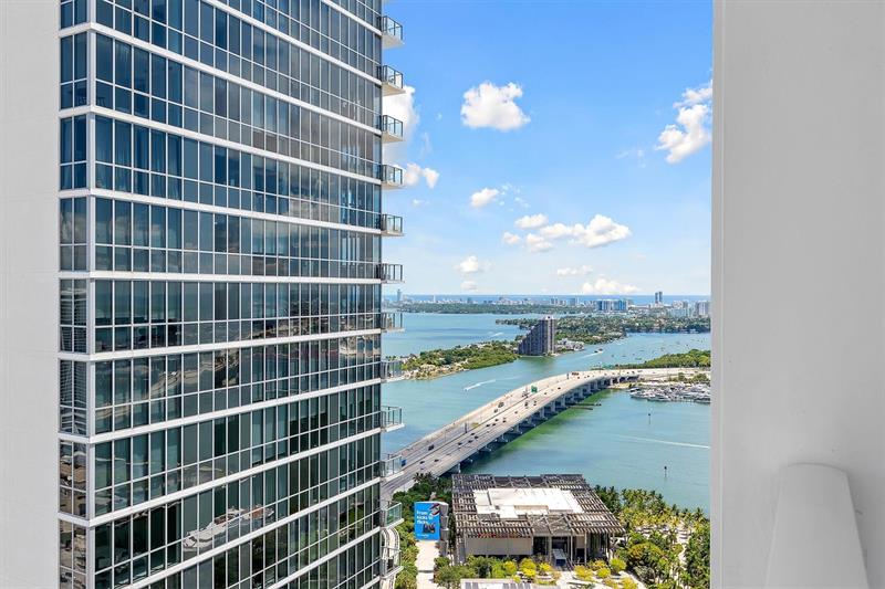 Image 23 of 32 For 1040 Biscayne Blvd  3906