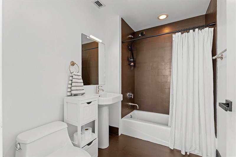 Image 27 of 32 For 1040 Biscayne Blvd  3906