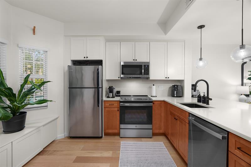Image 11 of 54 For 1321 Bayview Dr  4