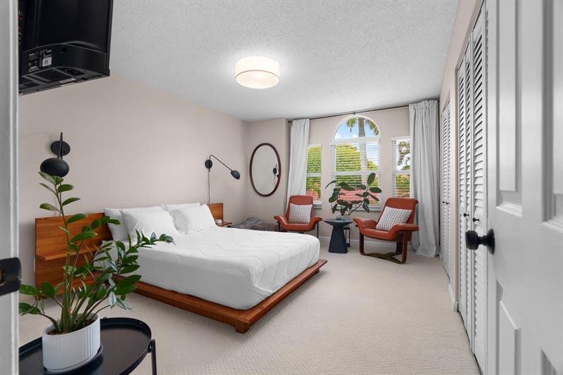 Image 18 of 54 For 1321 Bayview Dr  4