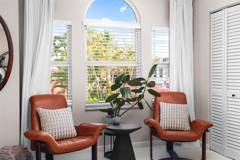 Image 21 of 54 For 1321 Bayview Dr  4