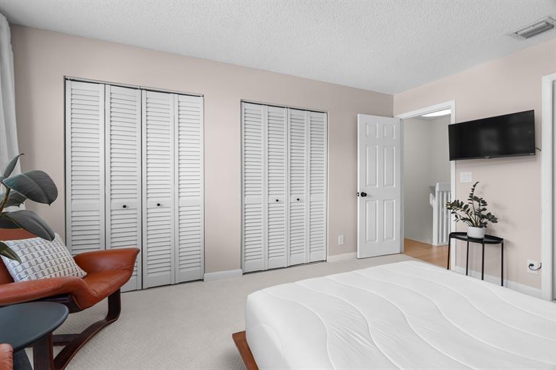 Image 22 of 54 For 1321 Bayview Dr  4