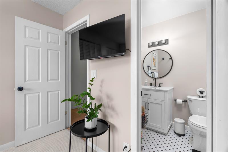 Image 23 of 54 For 1321 Bayview Dr  4