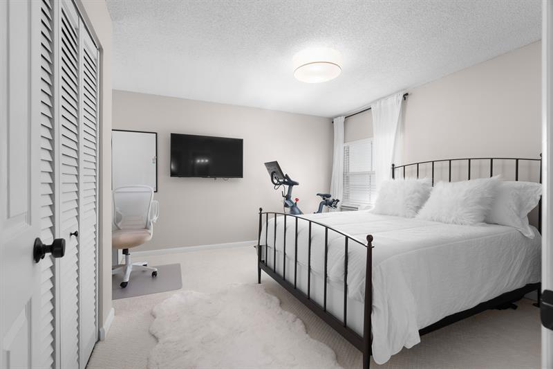 Image 26 of 54 For 1321 Bayview Dr  4
