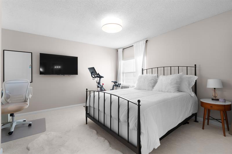 Image 27 of 54 For 1321 Bayview Dr  4