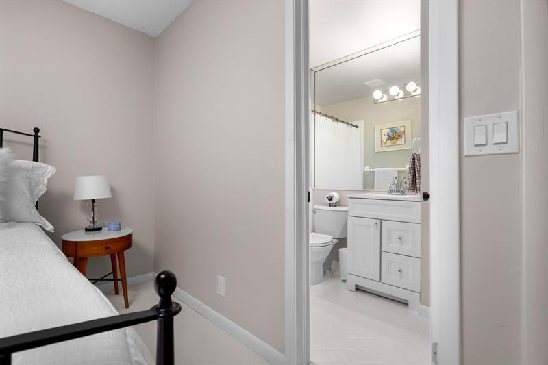 Image 28 of 54 For 1321 Bayview Dr  4