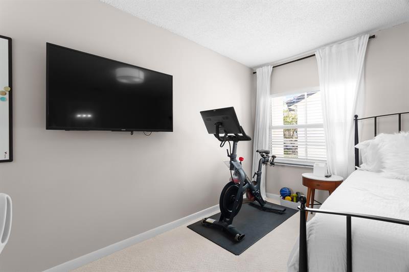 Image 29 of 54 For 1321 Bayview Dr  4