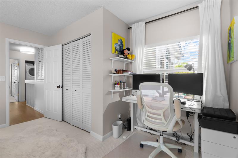 Image 30 of 54 For 1321 Bayview Dr  4