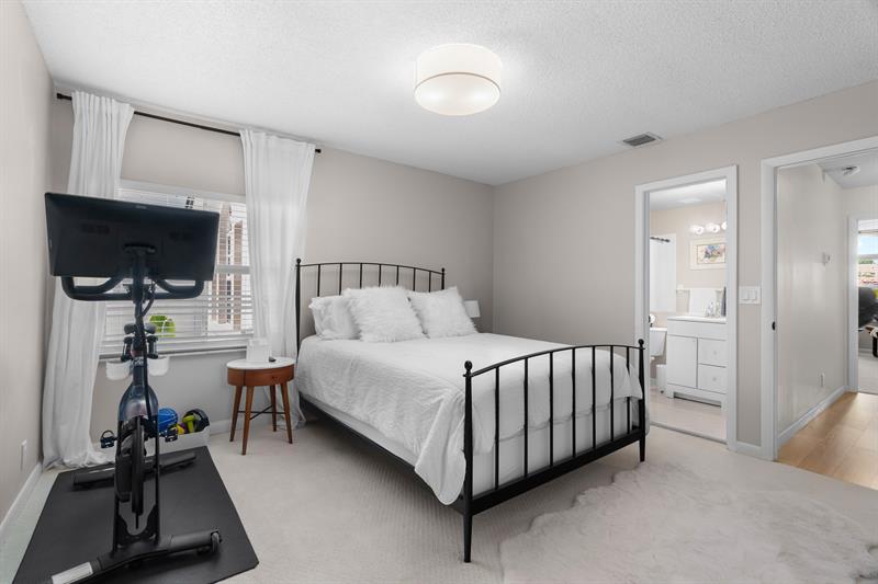 Image 31 of 54 For 1321 Bayview Dr  4