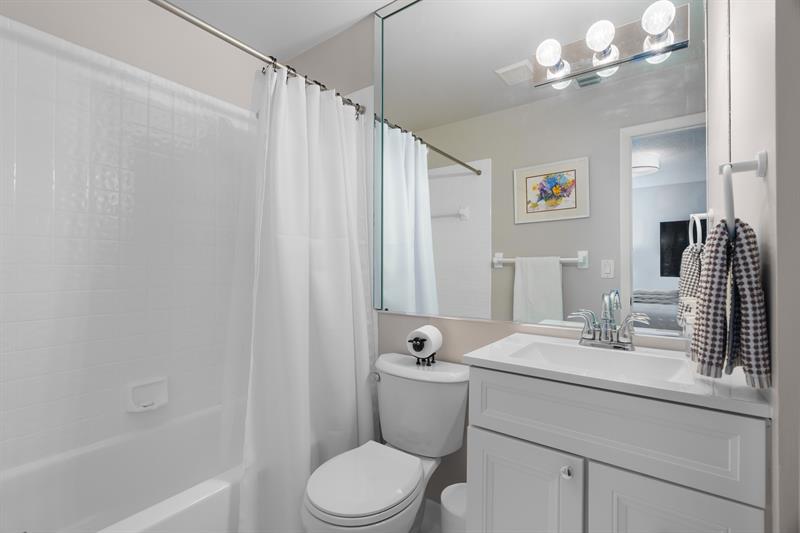 Image 32 of 54 For 1321 Bayview Dr  4