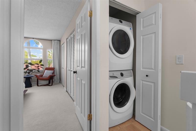 Image 34 of 54 For 1321 Bayview Dr  4