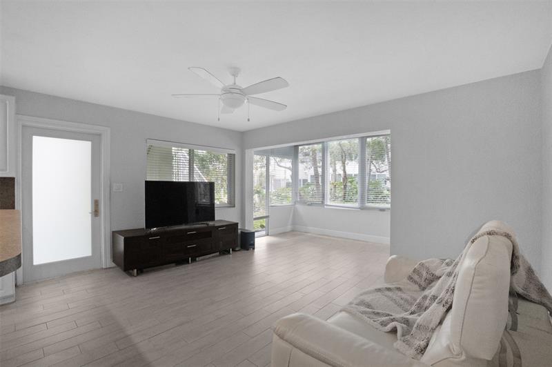 Image 4 of 46 For 1000 4th St  127