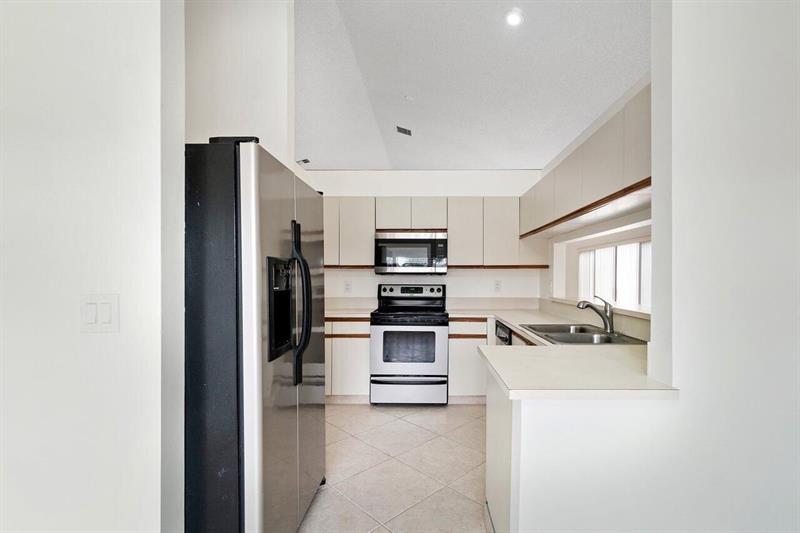 Image 11 of 19 For 9398 Laurel Green Dr