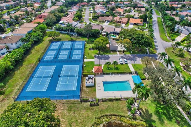 Image 14 of 19 For 9398 Laurel Green Dr