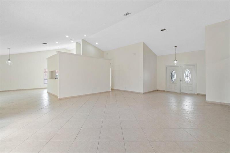 Image 5 of 19 For 9398 Laurel Green Dr