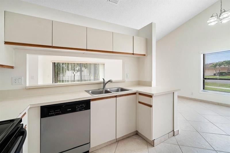 Image 9 of 19 For 9398 Laurel Green Dr