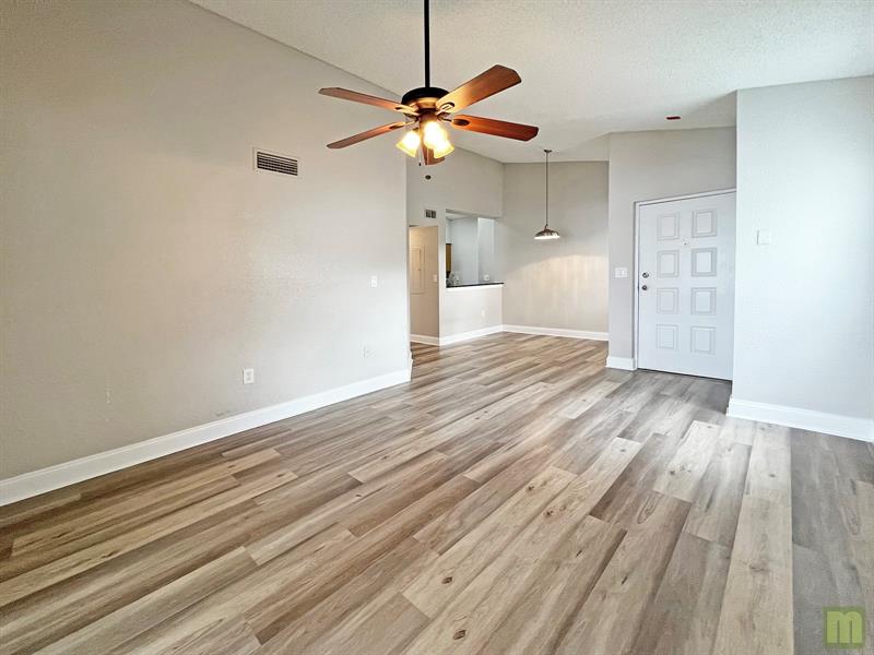 Image 10 of 37 For 2811 Oakland Forest Dr  201