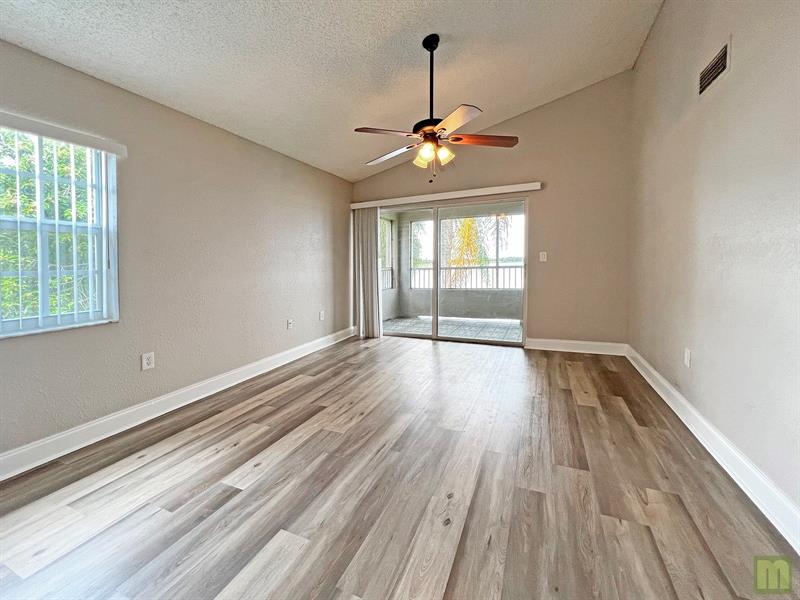 Image 11 of 37 For 2811 Oakland Forest Dr  201