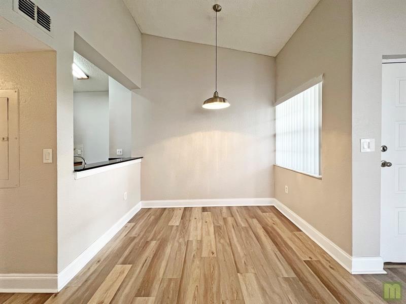Image 13 of 37 For 2811 Oakland Forest Dr  201