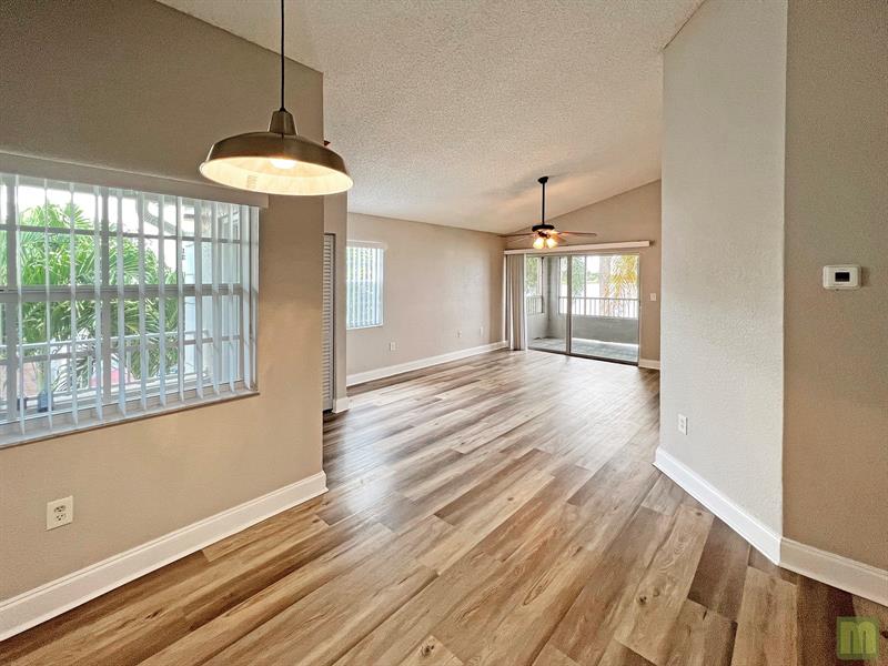 Image 14 of 37 For 2811 Oakland Forest Dr  201