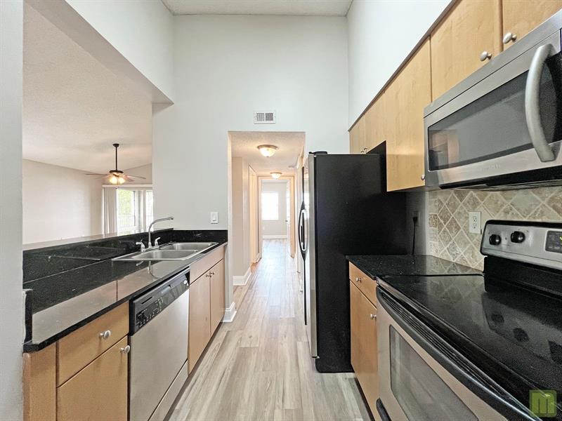 Image 17 of 37 For 2811 Oakland Forest Dr  201