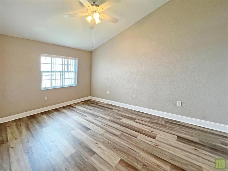 Image 18 of 37 For 2811 Oakland Forest Dr  201