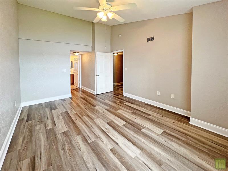 Image 19 of 37 For 2811 Oakland Forest Dr  201