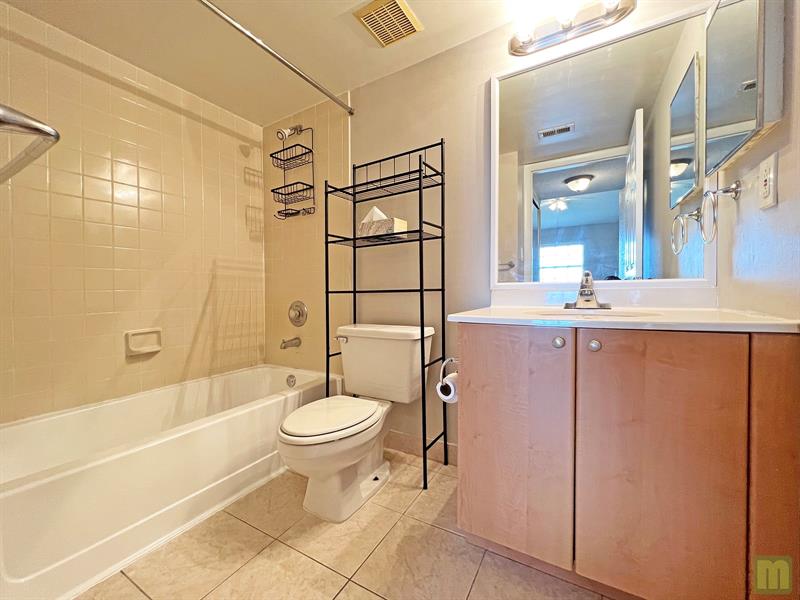 Image 21 of 37 For 2811 Oakland Forest Dr  201