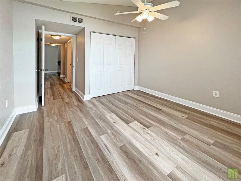 Image 22 of 37 For 2811 Oakland Forest Dr  201